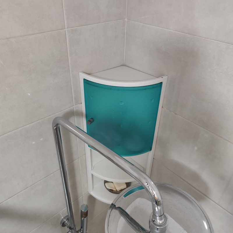 Suporte de canto de casa de banho depois da limpeza