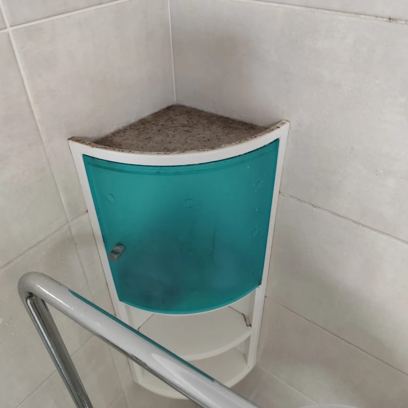 Suporte de canto de casa de banho antes da limpeza