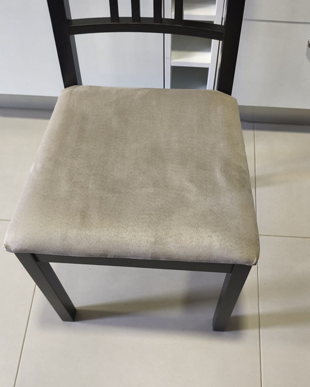 Mesma cadeira depois da limpeza profissional